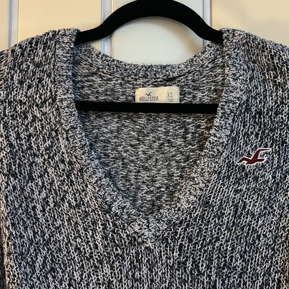Hollister grey light knit pullover sweater, size XS - Picture 2 of 6